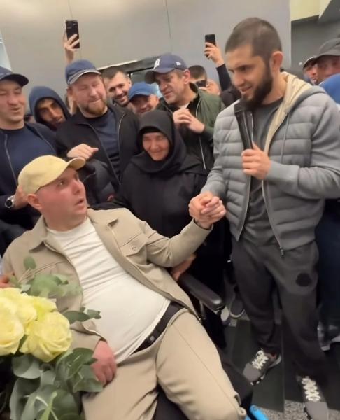 Абдусаламов впервые за 12 лет прилетел в Дагестан. В аэропорту его встретил Махачев