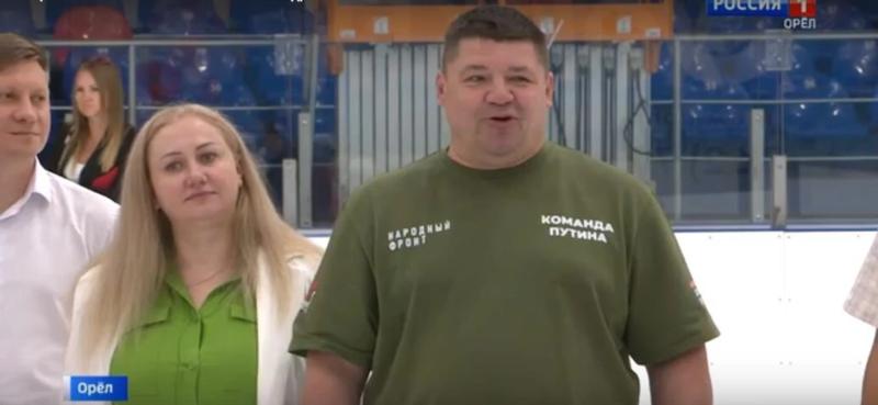 Андрей Коваленко в футболке Народного фронта с надписью «Команда Путина» встретился с детьми-хоккеистами в Орле. Говорили о патриотизме и ценностях спорта