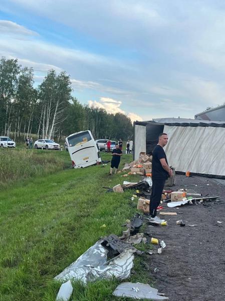 Автобус «Тюмени-2» попал в ДТП в Омской области, водитель врезался в попутный BMW и фуру. Один игрок доставлен в больницу с черепно-мозговой травмой, остальные серьезно не пострадали